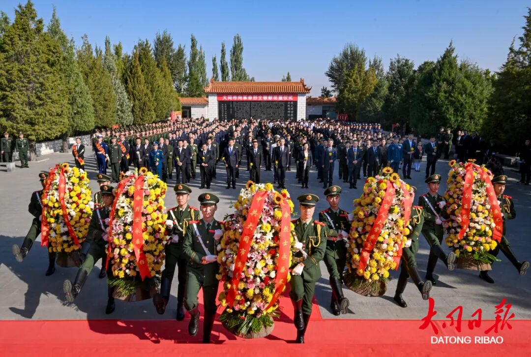 我市隆重举行向人民英雄敬献花篮仪式 张强刘俊义艾凌宇武健鹏等市党政军领导参加