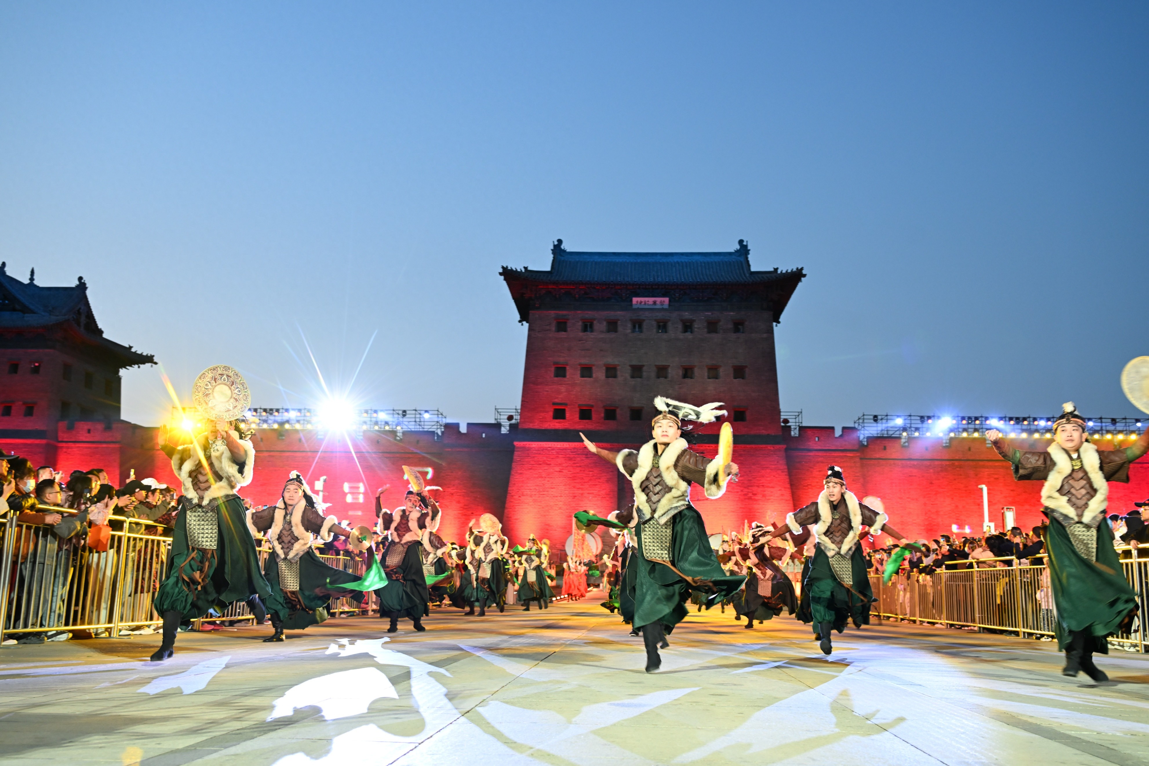 开城迎宾，大同把城墙变剧场