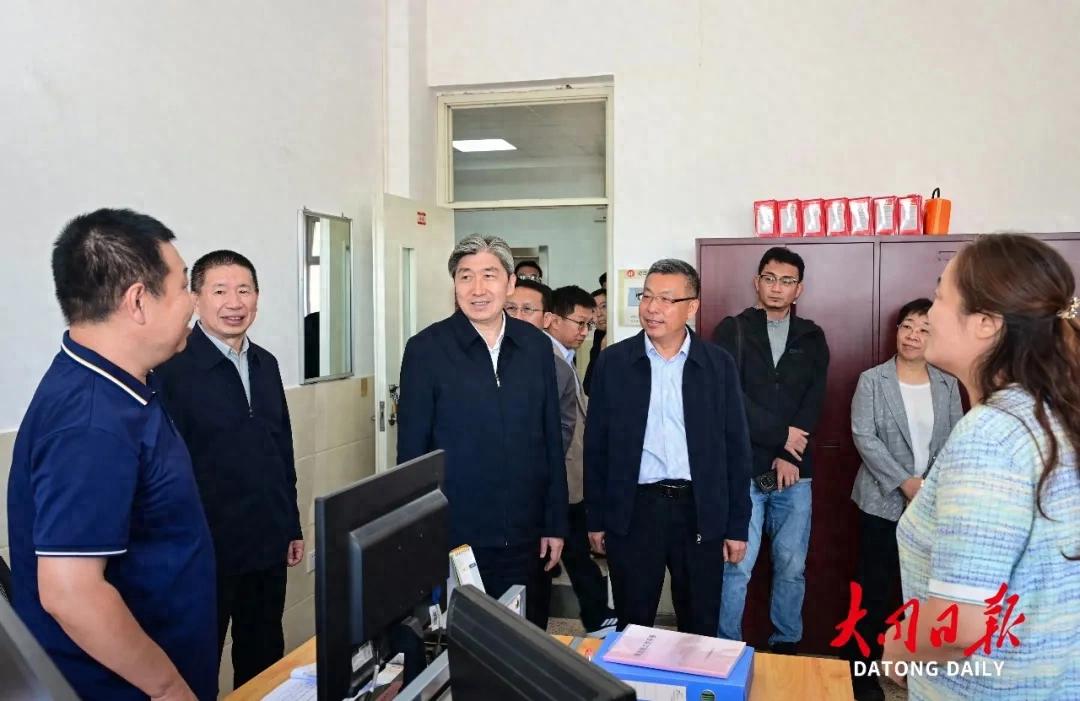 朱晓东看望慰问一线教师