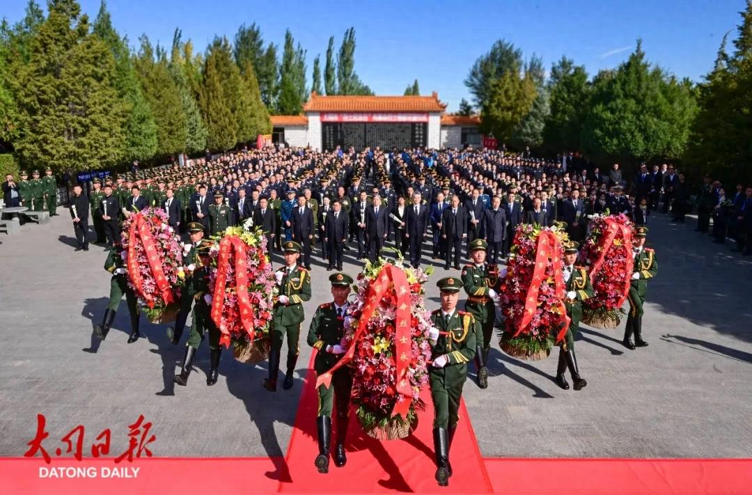 我市举行烈士纪念日向人民英雄敬献花篮仪式 朱晓东刘俊义张文伟姚鸿波等市党政军领导与社会各界代表参加